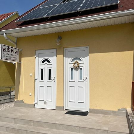 Reka Apartmanhaz Бік Екстер'єр фото