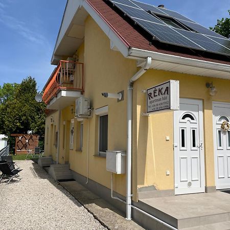 Reka Apartmanhaz Бік Екстер'єр фото