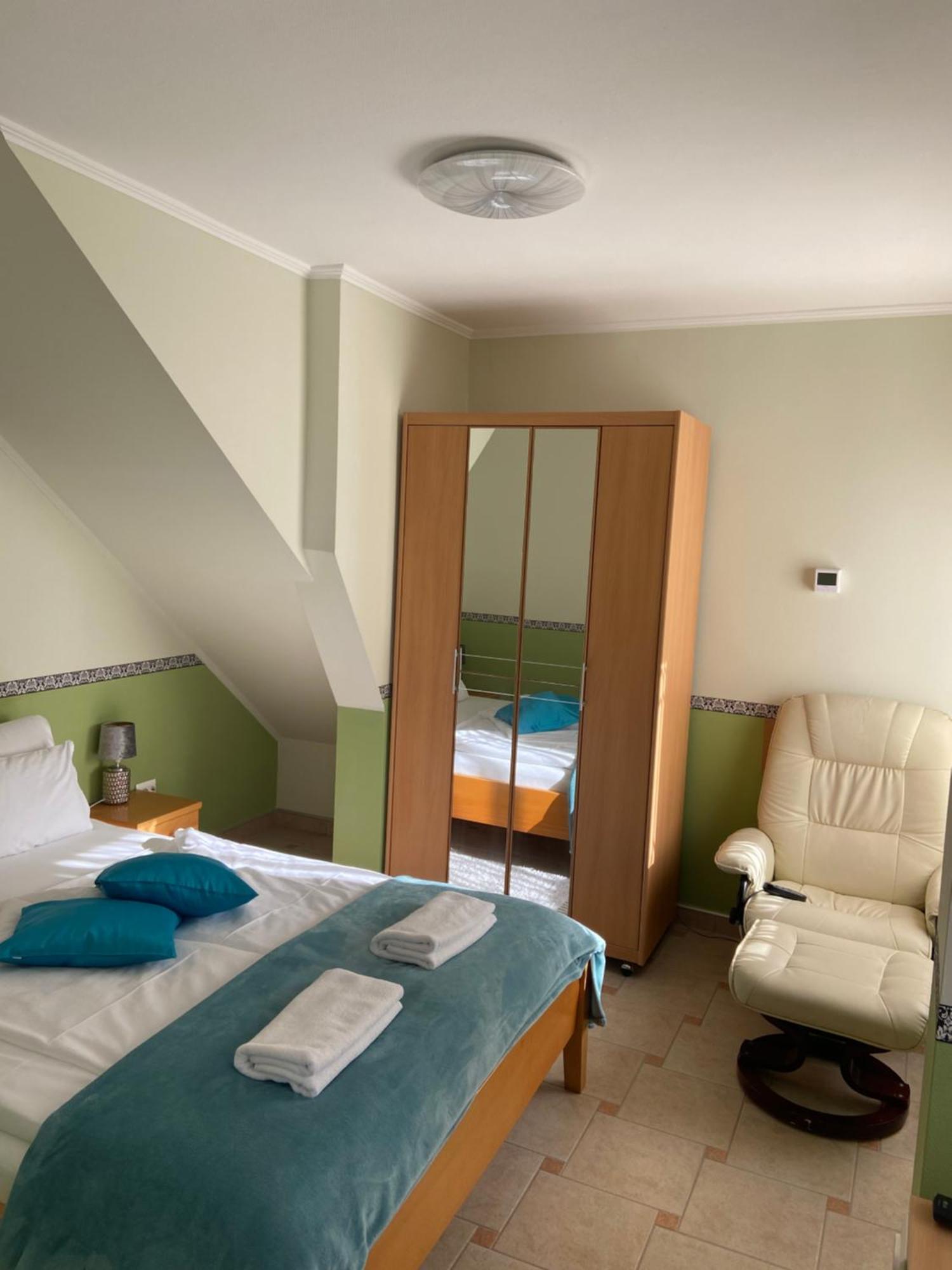 Reka Apartmanhaz Бік Екстер'єр фото