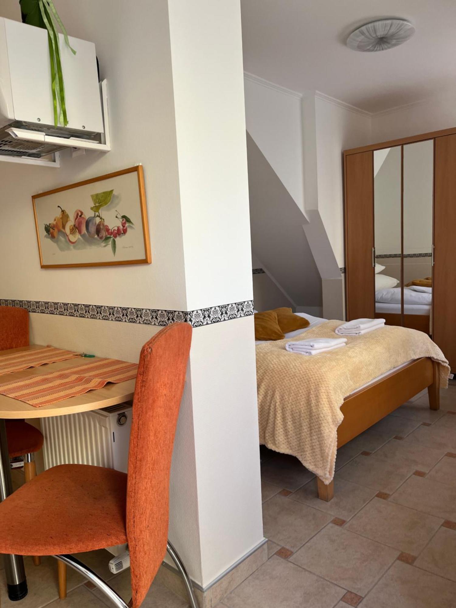 Reka Apartmanhaz Бік Екстер'єр фото