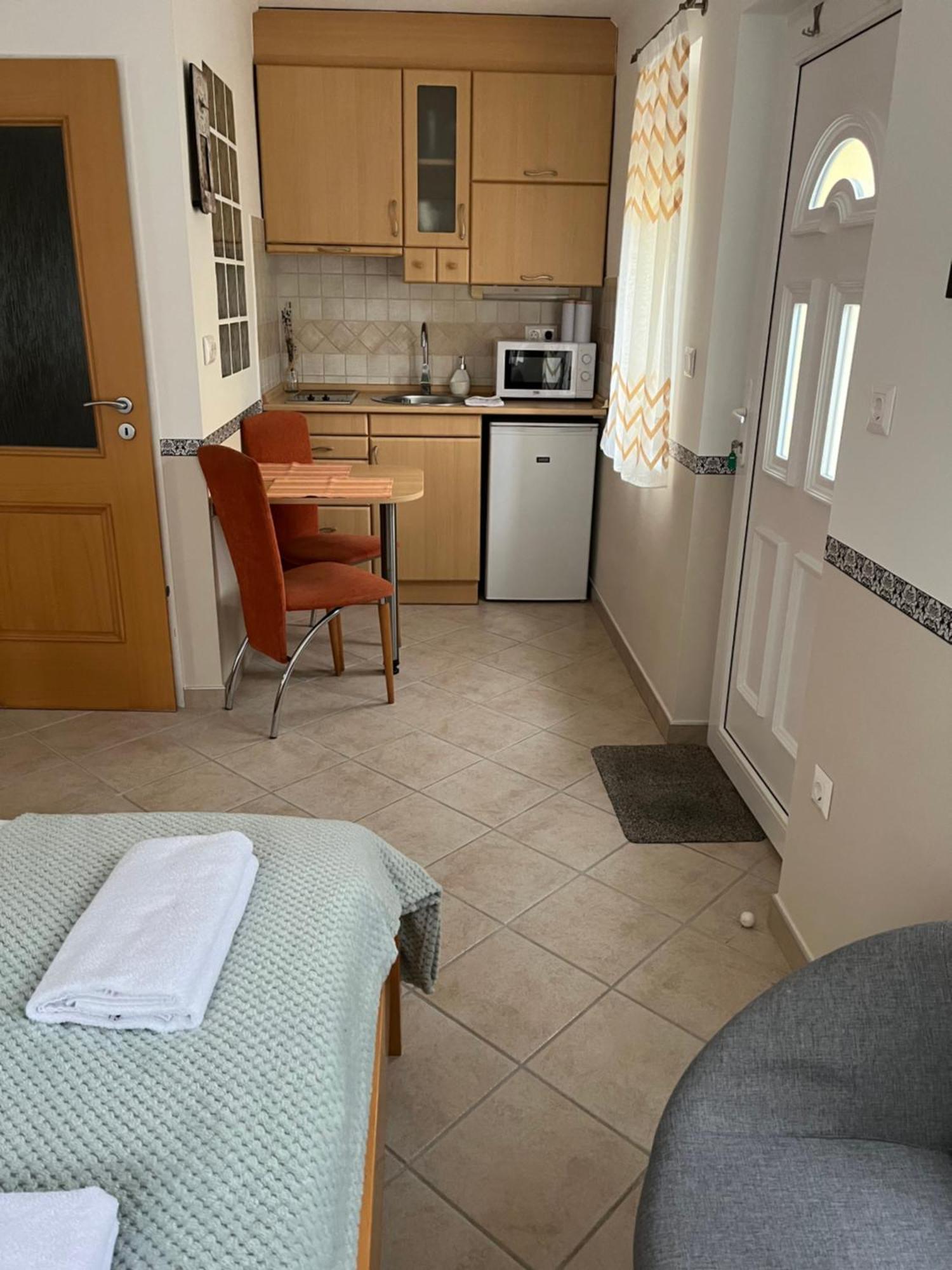 Reka Apartmanhaz Бік Екстер'єр фото