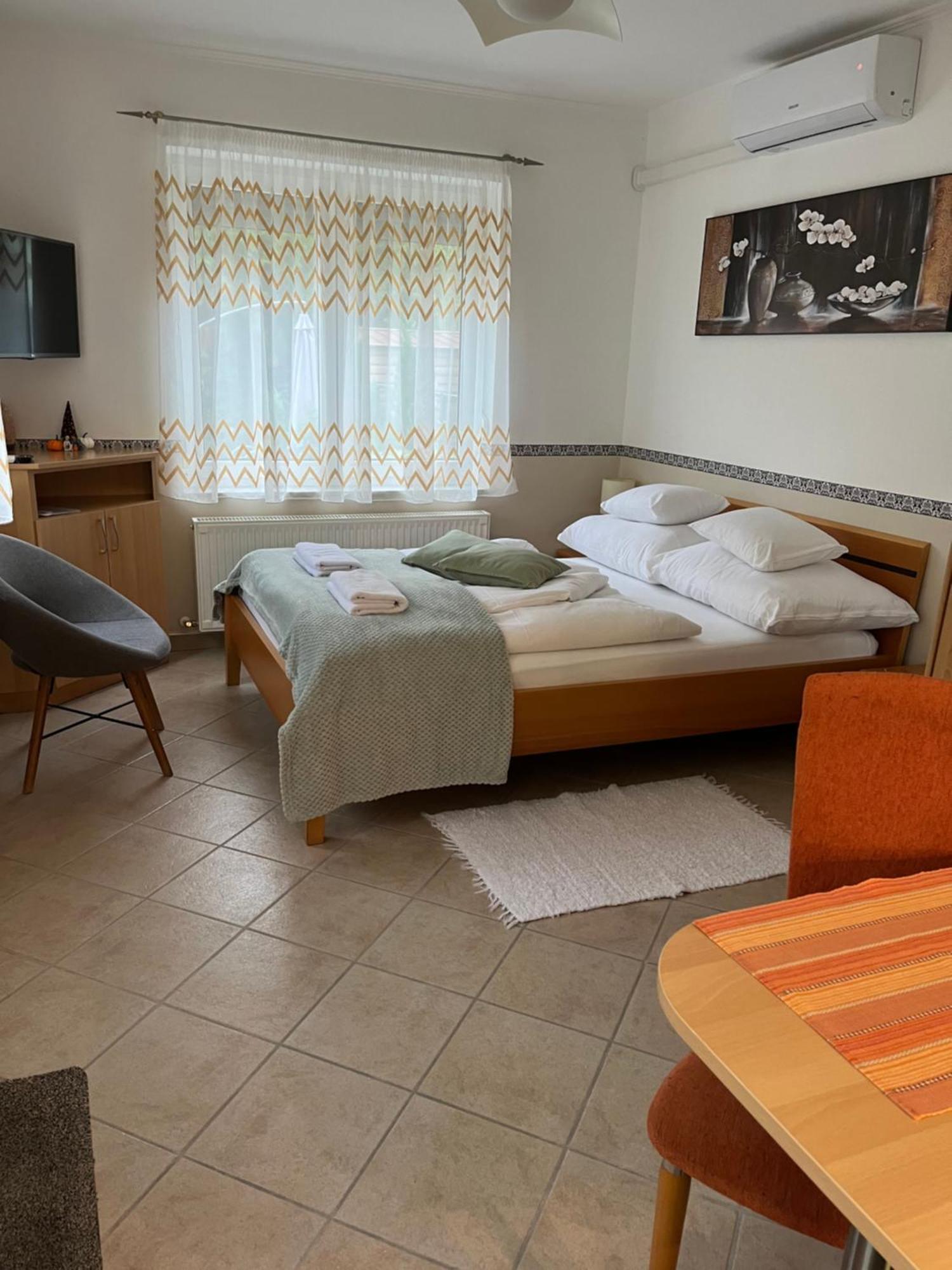 Reka Apartmanhaz Бік Екстер'єр фото