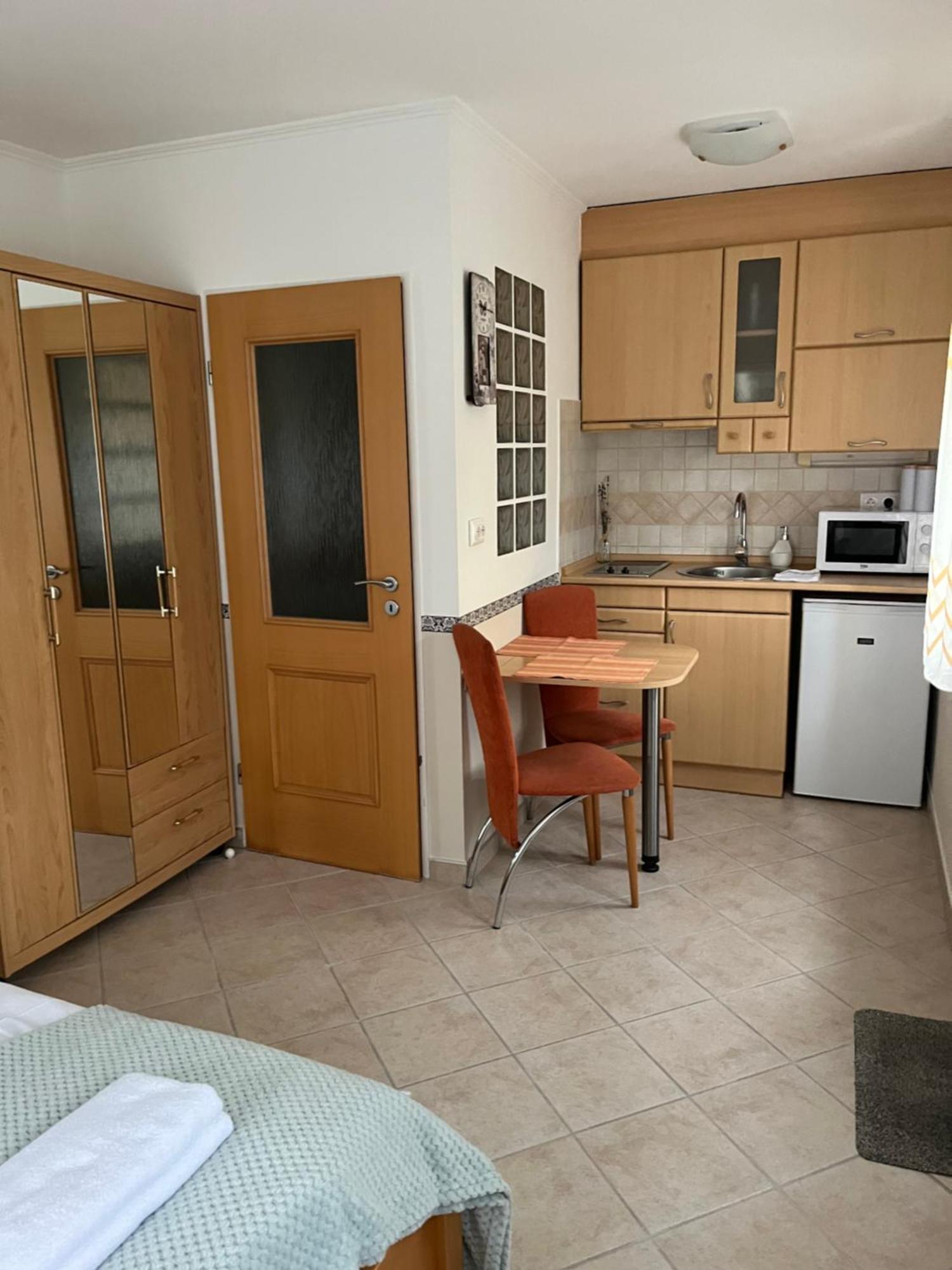 Reka Apartmanhaz Бік Екстер'єр фото