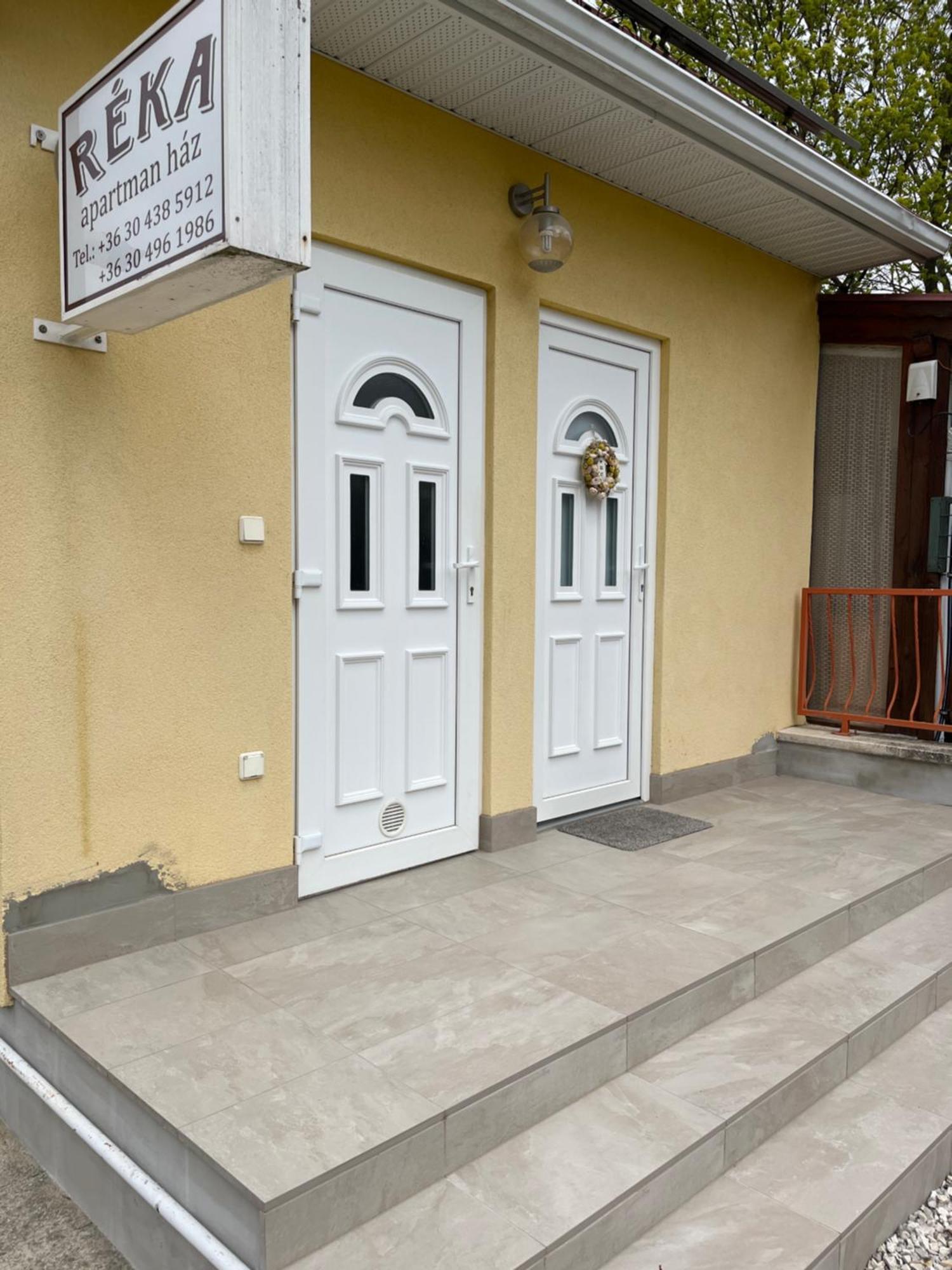 Reka Apartmanhaz Бік Екстер'єр фото